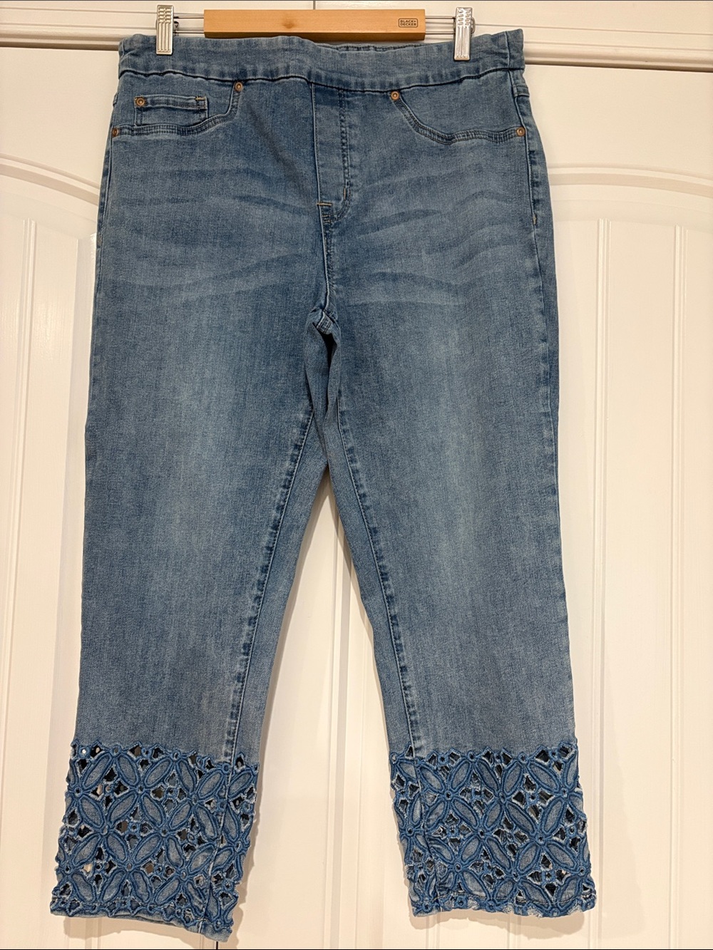 Tribal Elastic Waist Cropped Cut-out Hem Women's Blue Jeans